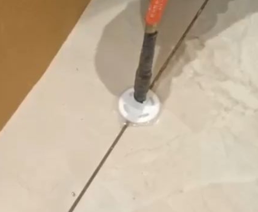 河曲瓷砖空鼓维修公司专业解答瓷砖在铺贴过程中，如果没有涂抹均匀到位的粘结材料（如水泥砂浆或瓷砖胶），可能会导致以下问题